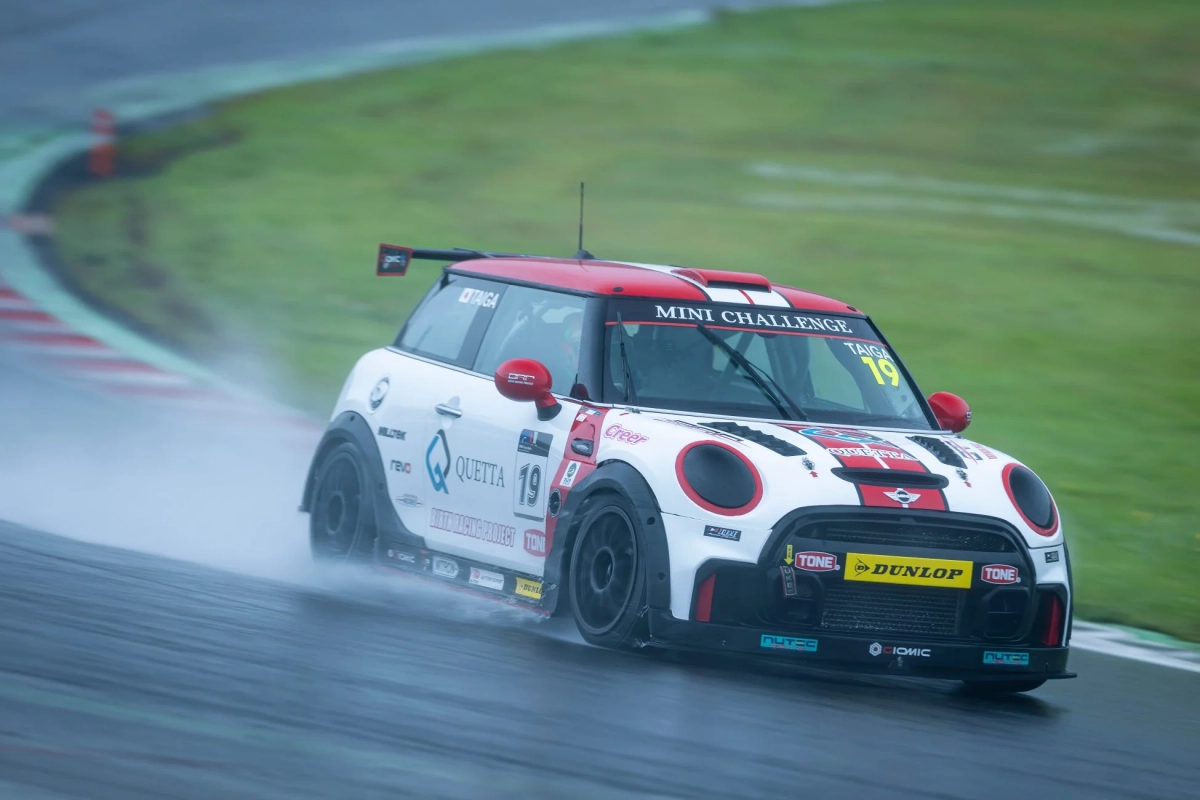 雨のサーキットを疾走するMINI CHALLENGEのレーシングカー