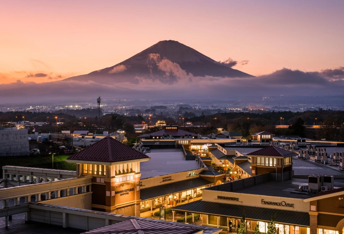 御殿場プレミアム・アウトレットと富士山