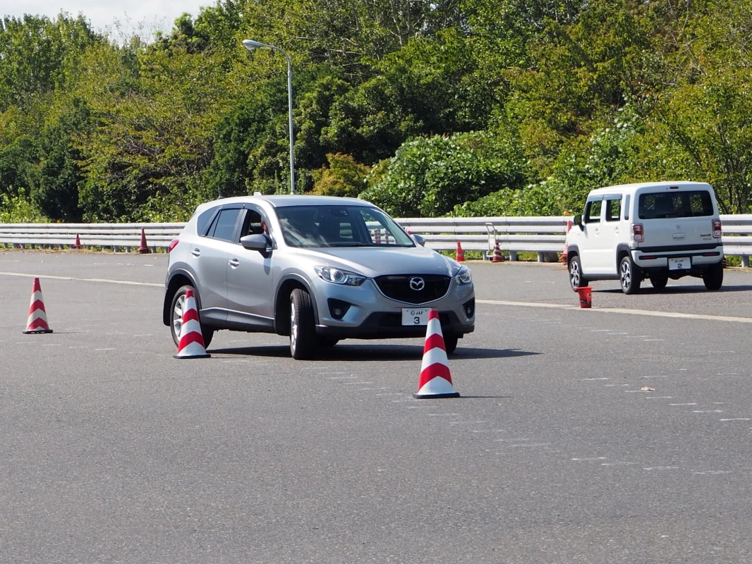 コーンの間を走行するSUV
