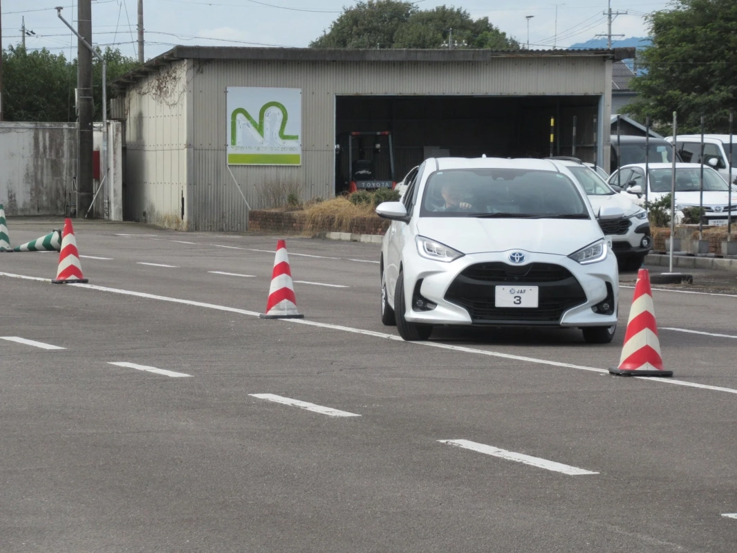 教習所での運転練習風景