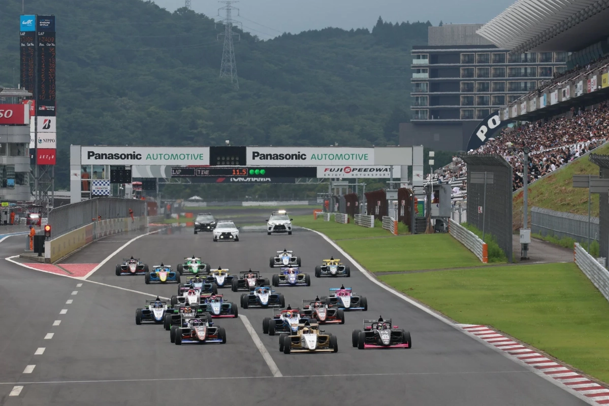 富士スピードウェイでのレース風景