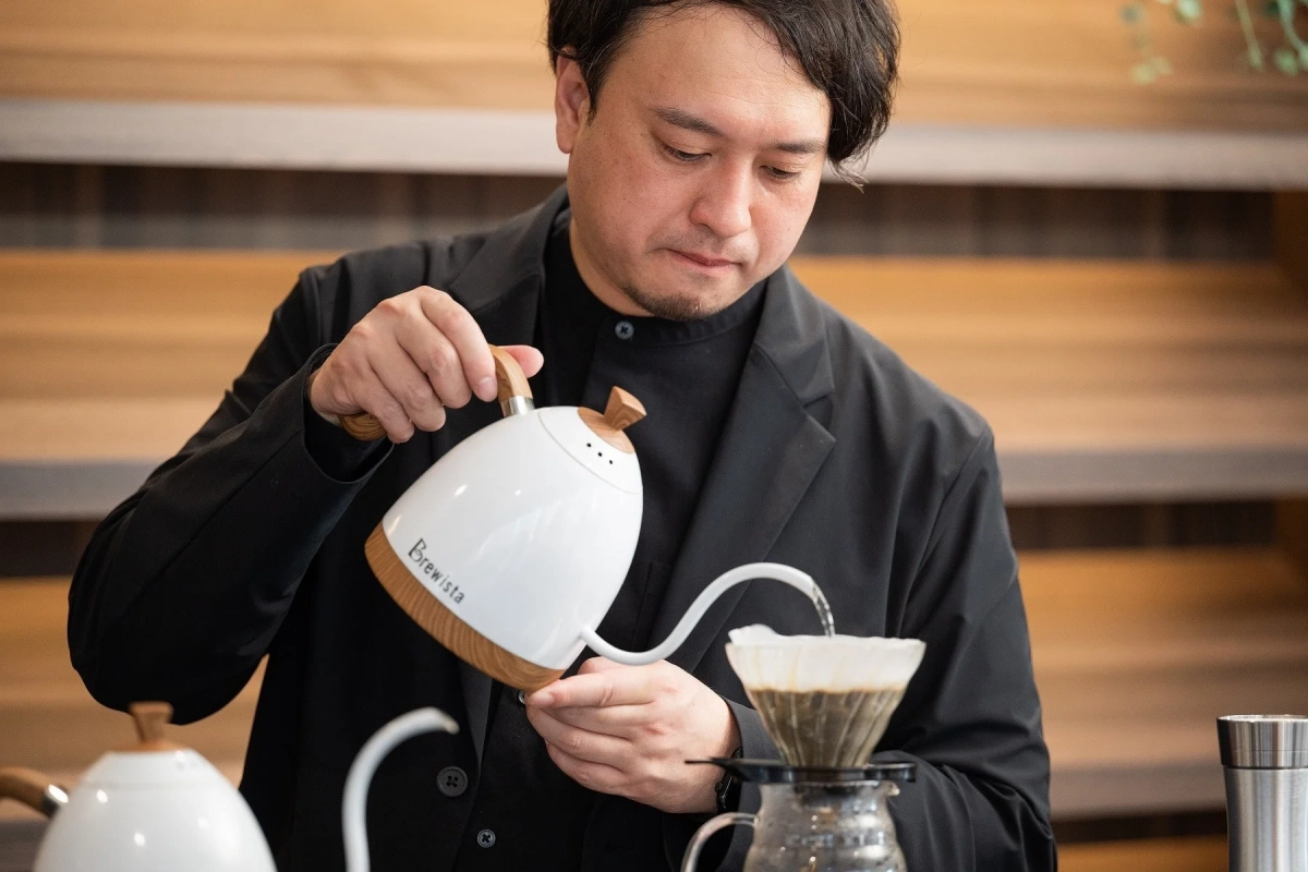 ハンドドリップでコーヒーを淹れる男性