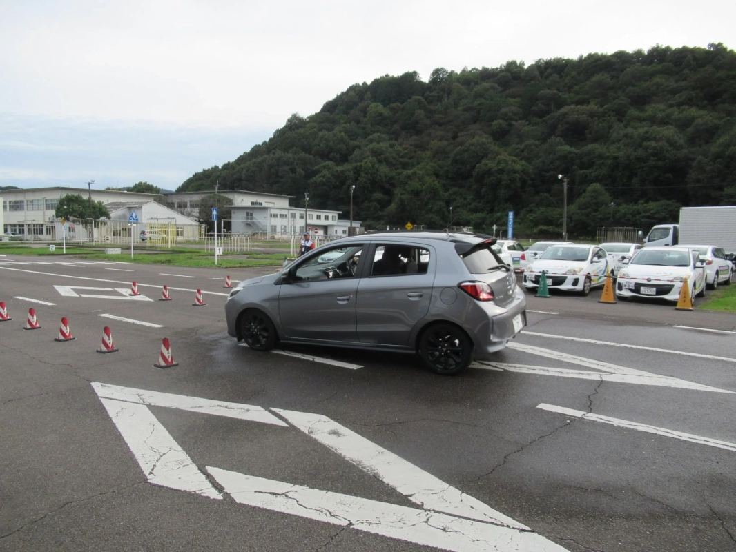 教習コースを走る車