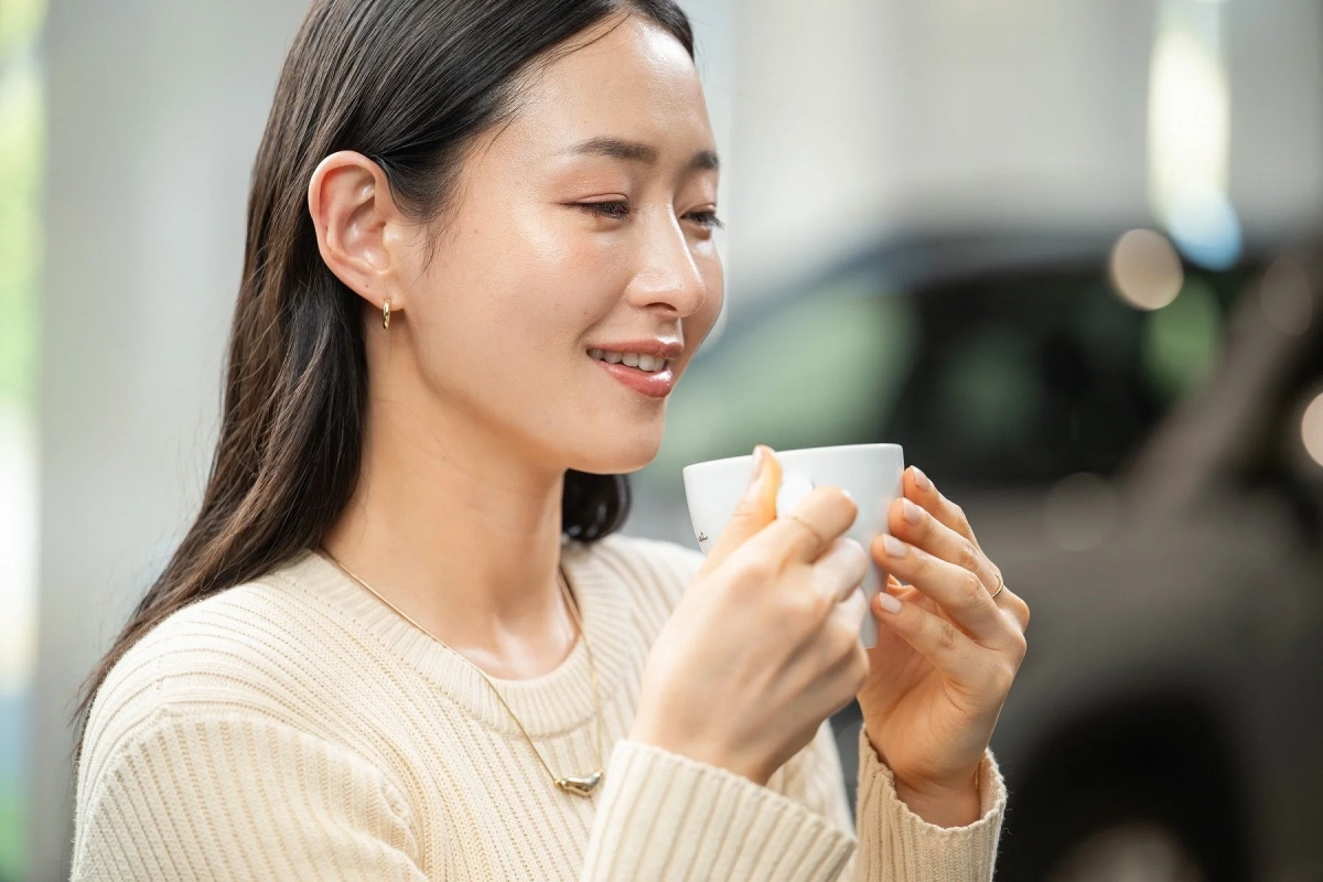 コーヒーを飲む女性