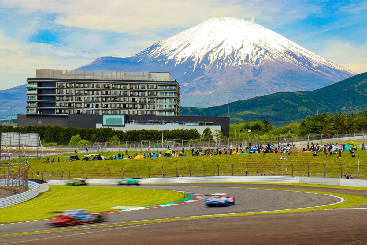 富士山とレース場、ホテルが融合した風景