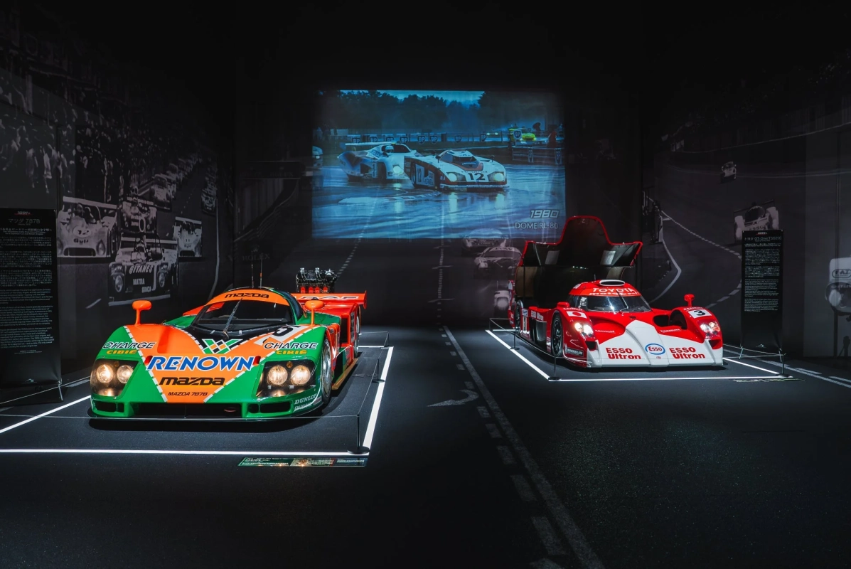 博物館に展示されたマツダ787BとトヨタGT-One