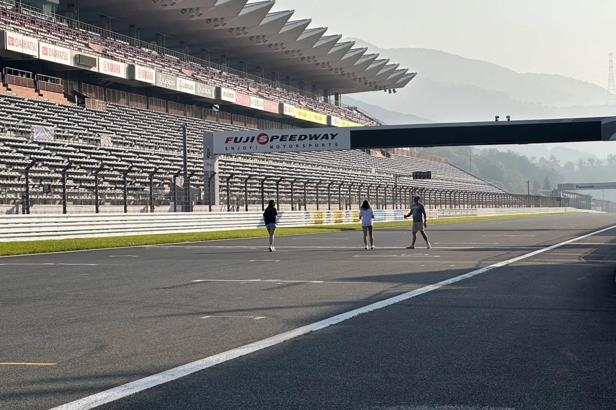 富士スピードウェイのサーキットに立つ人々