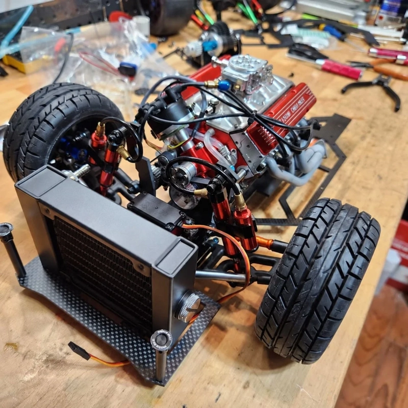 RCカーシャーシとエンジン